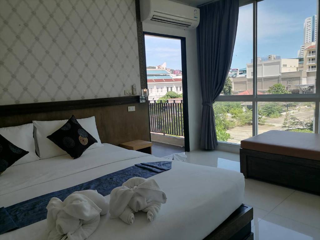 Postel nebo postele na pokoji v ubytování NJ PATONG HOTEL