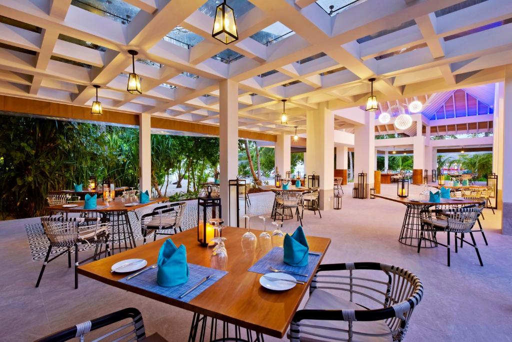 Restaurace v ubytování Kandima Maldives - 50 Percent Off on Return Domestic Flight Transfers on stays 4 nights or more between 01 Apr & 10 Oct 2025