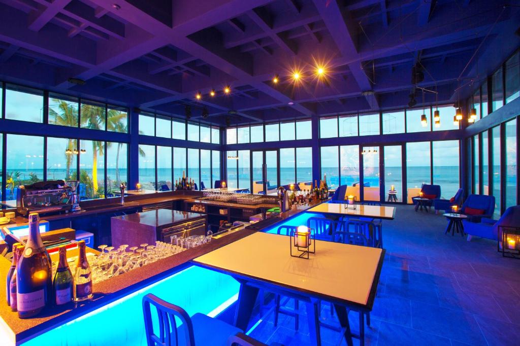 Restaurace v ubytování Kandima Maldives - 50 Percent Off on Return Domestic Flight Transfers on stays 4 nights or more between 01 Apr & 10 Oct 2025