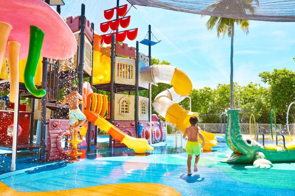 Bazén v ubytování Kandima Maldives - 50 Percent Off on Return Domestic Flight Transfers on stays 4 nights or more between 01 Apr & 10 Oct 2025 nebo v jeho okolí