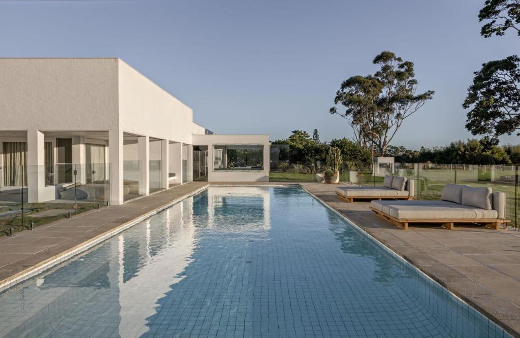 una piscina en el patio trasero de una casa en Amileka - luxury 25 acre estate with pool, en Federal