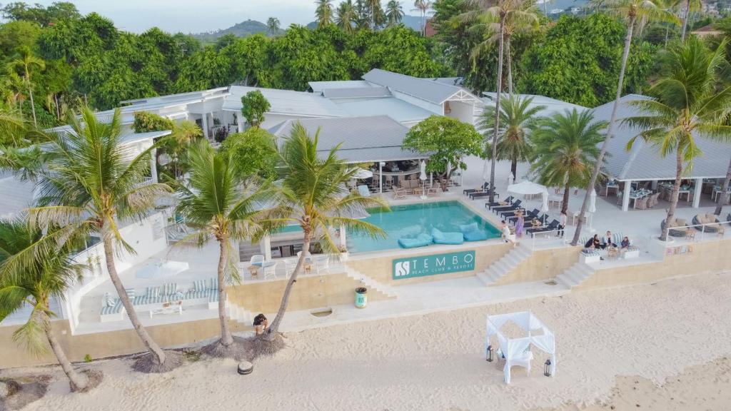 蘇梅島的住宿－Tembo Beach Club & Resort，享有带游泳池的度假村的空中景致
