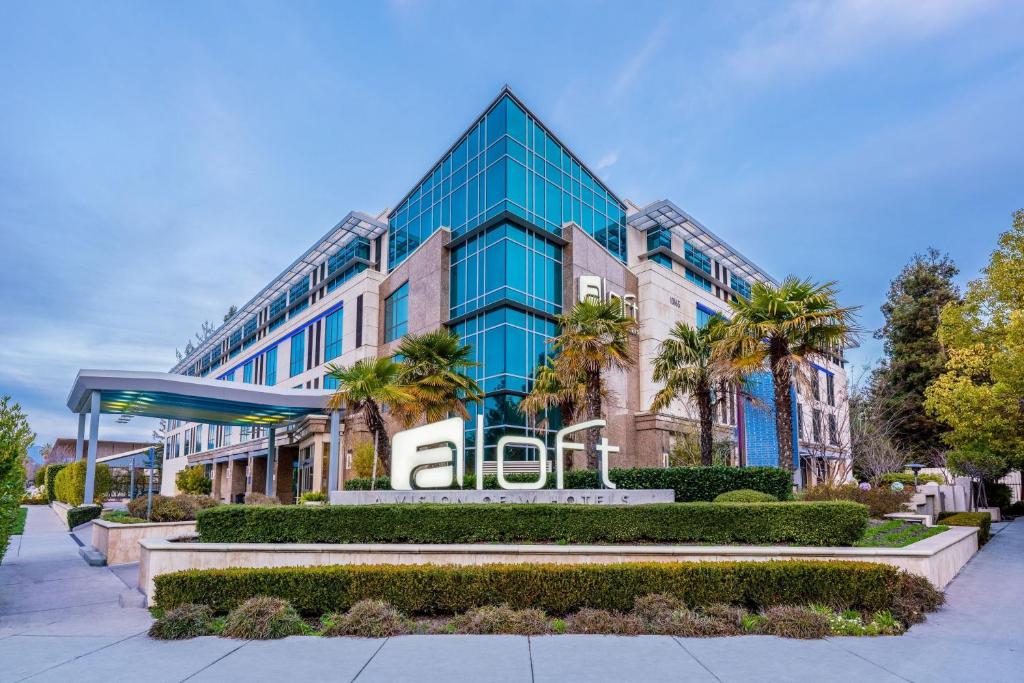 een gebouw met een bord ervoor bij Aloft Cupertino in Cupertino