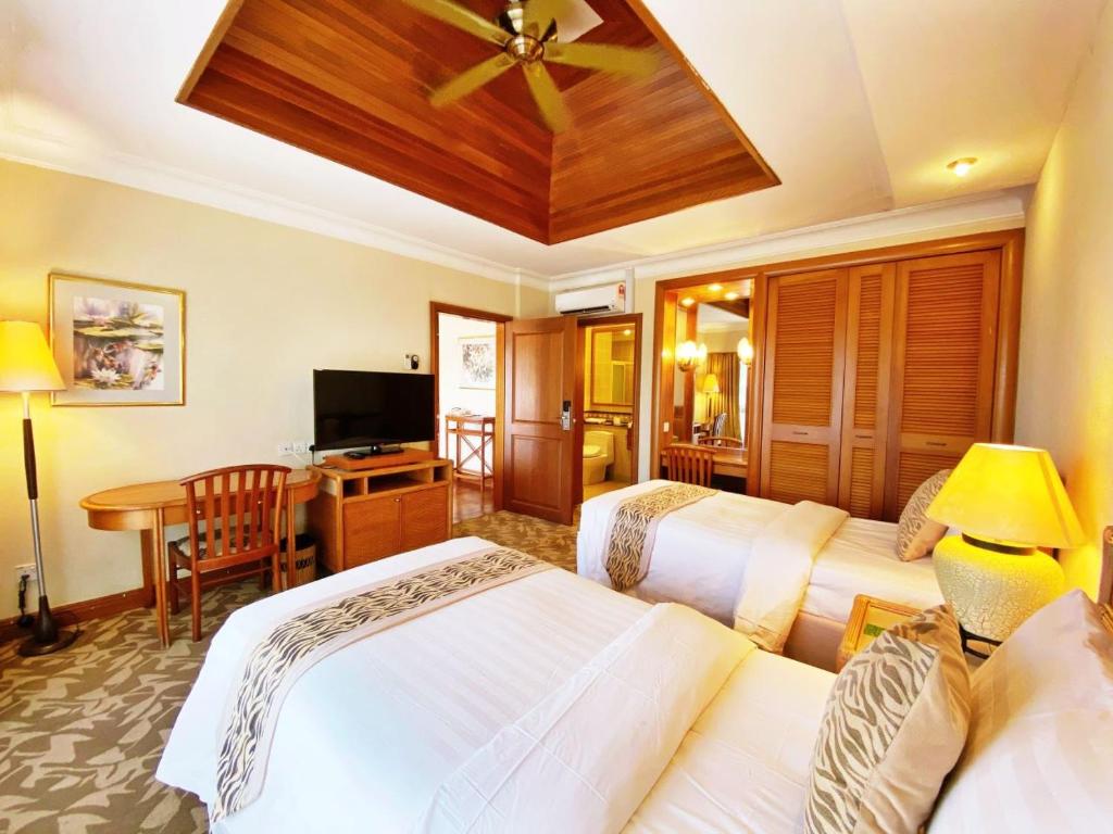 Letto o letti in una camera di Tiara Labuan Hotel