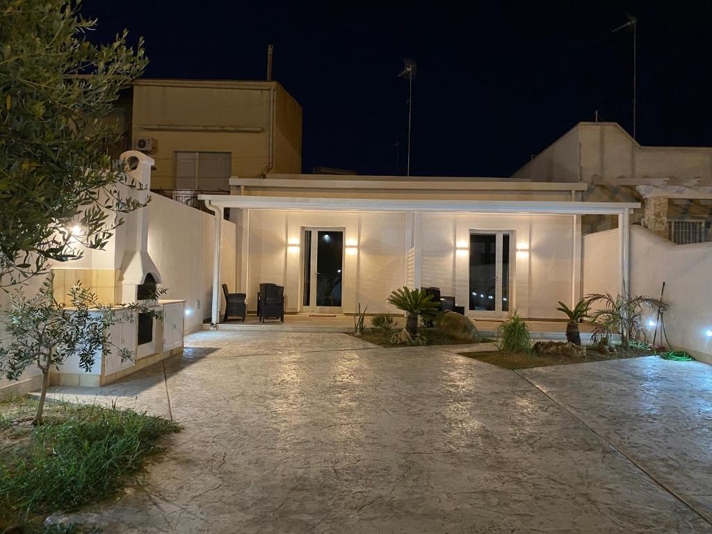 una casa blanca por la noche con entrada en Da Mariano apartments, en Mazara del Vallo