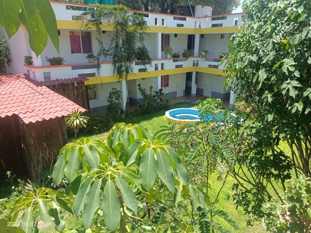 una vista aérea del patio de un edificio en Hotel Posada La Bonita, en Tula de Allende