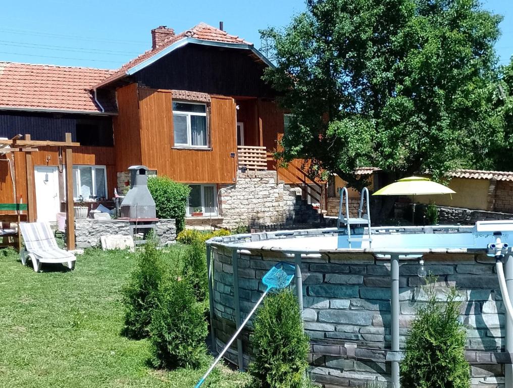uma piscina no quintal de uma casa em Вила Нина в Крамолин em Kramolin