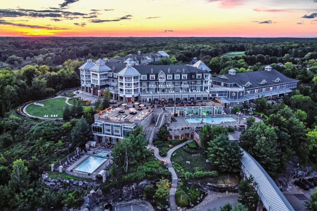 Bazén v ubytování JW Marriott The Rosseau Muskoka Resort & Spa nebo v jeho okolí