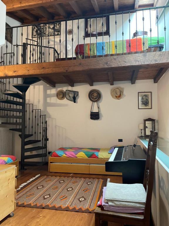 een kamer met een loft met een bed en een trap bij Wedding and Family House in Malcesine
