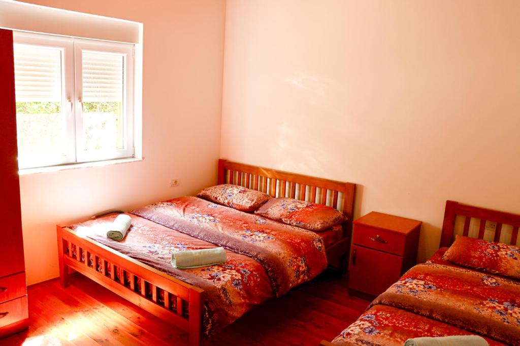 Katil atau katil-katil dalam bilik di Guesthouse Besimi
