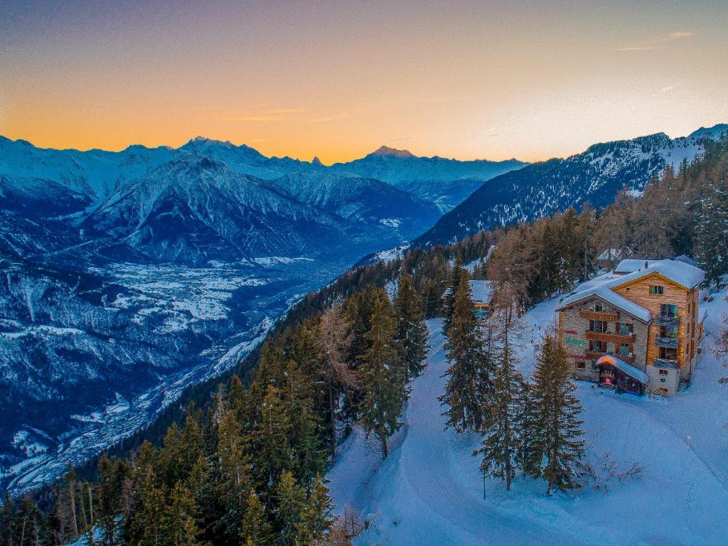 un lodge de esquí en las montañas con nieve en el suelo en Hotel Waldhaus, en Bettmeralp