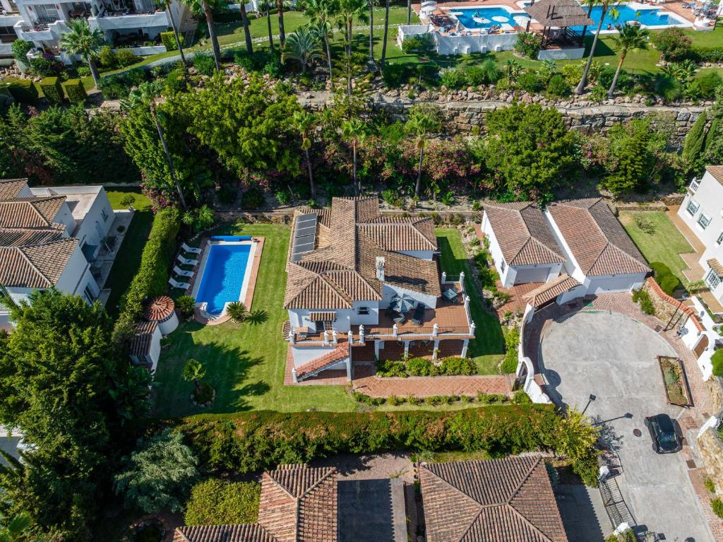 uma vista aérea de uma casa com piscina em VACATION MARBELLA I Villa Faldo, Golf Valley, Private Pool, 24H Security, 10 min from the Marina em Marbella