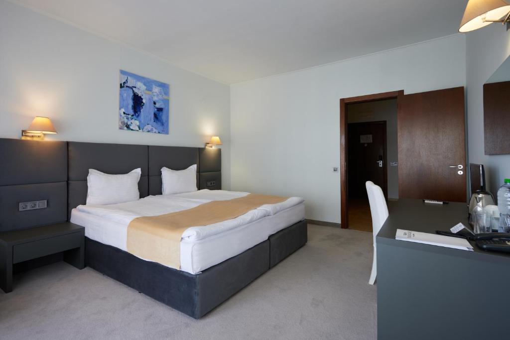 Hotel Continental - Doppel- Oder Zweibettzimmer Mit Poolblick