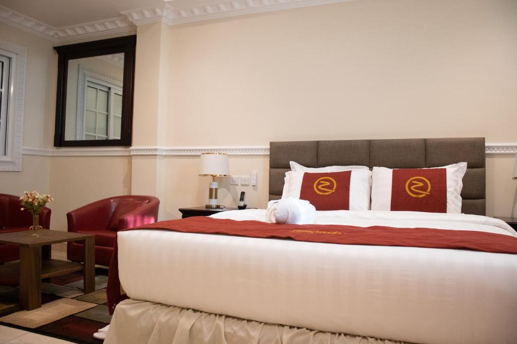 Postel nebo postele na pokoji v ubytování Zimansky Hotel