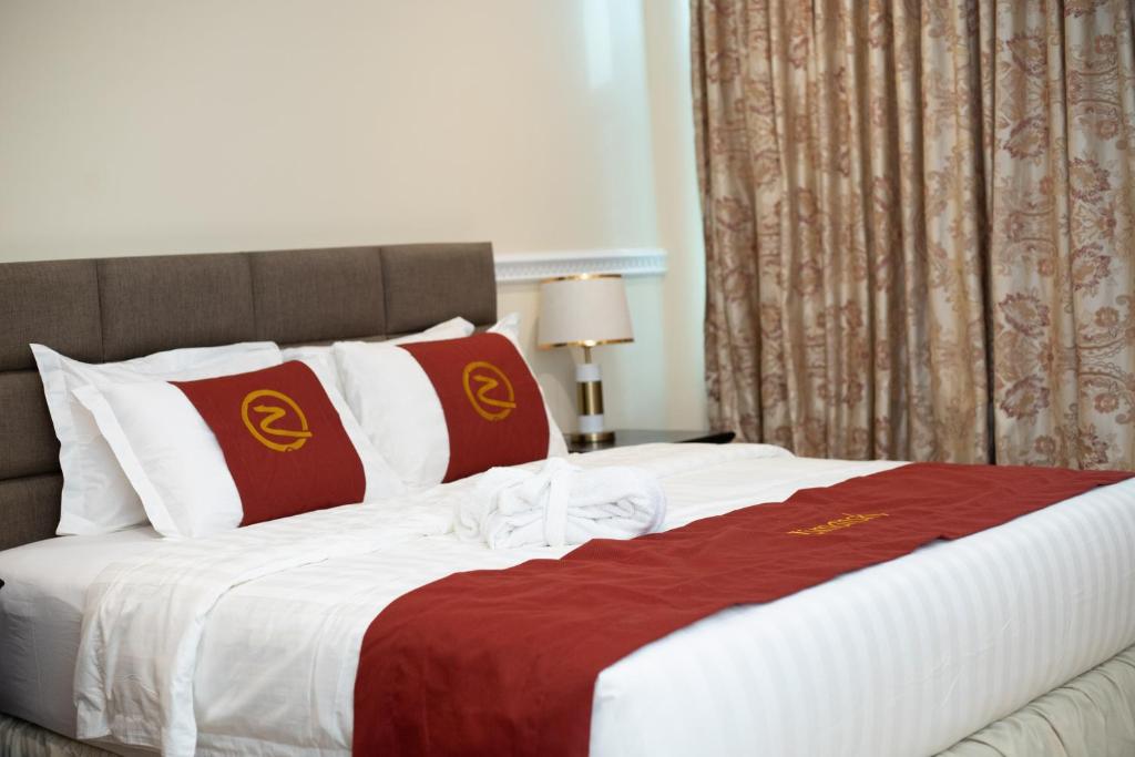 Postel nebo postele na pokoji v ubytování Zimansky Hotel