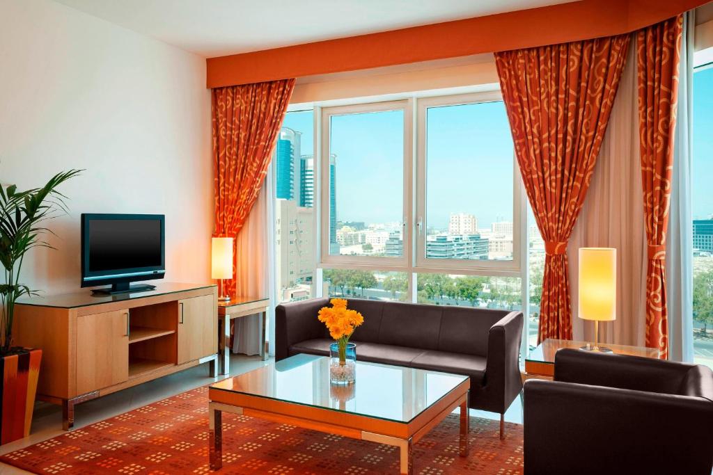 TV a/nebo společenská místnost v ubytování Four Points by Sheraton Bur Dubai