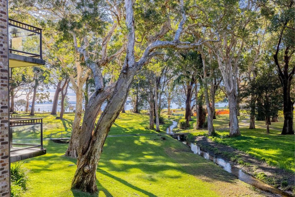 En have udenfor Bay Parklands 27 2 Gowrie Ave pool tennis court spa and views