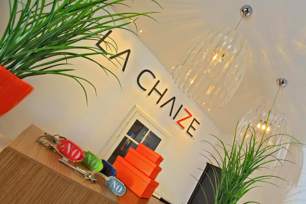 a room with a sign that sayschange on the wall at Logis Hôtel La Chaize in Noirmoutier-en-l'lle