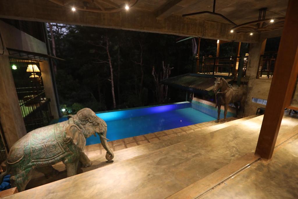 Bazén v ubytování Aayu Hanthana Boutique Hotel nebo v jeho okolí