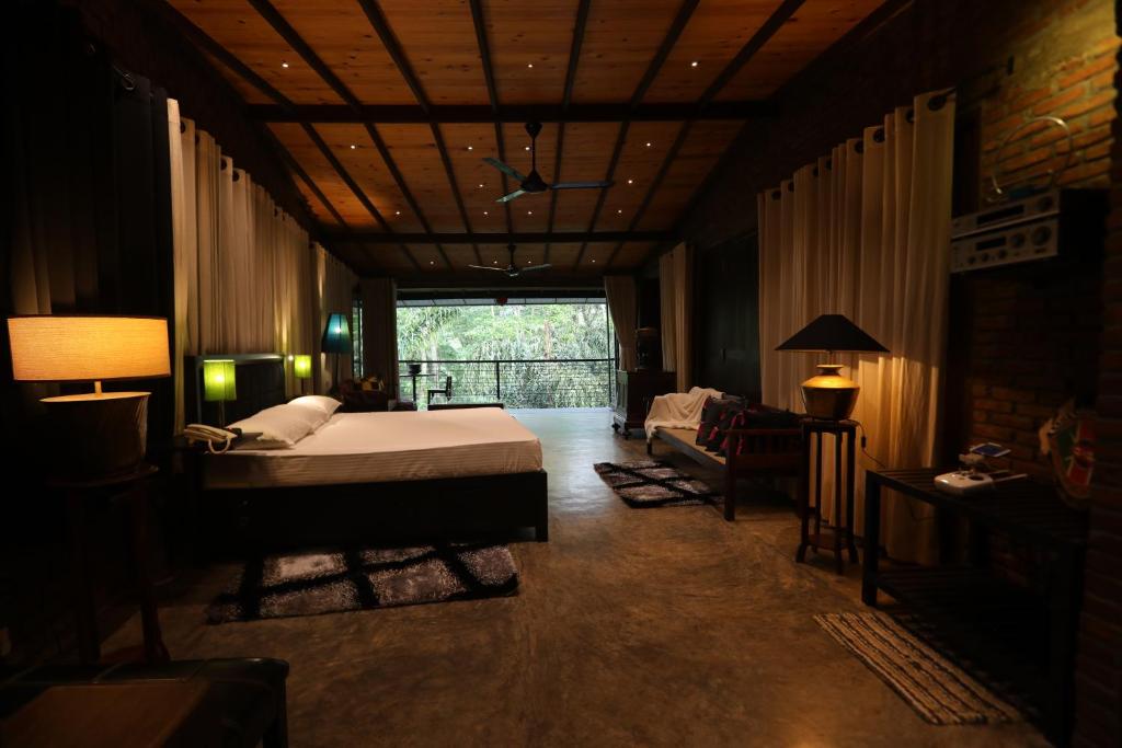 Postel nebo postele na pokoji v ubytování Aayu Hanthana Boutique Hotel