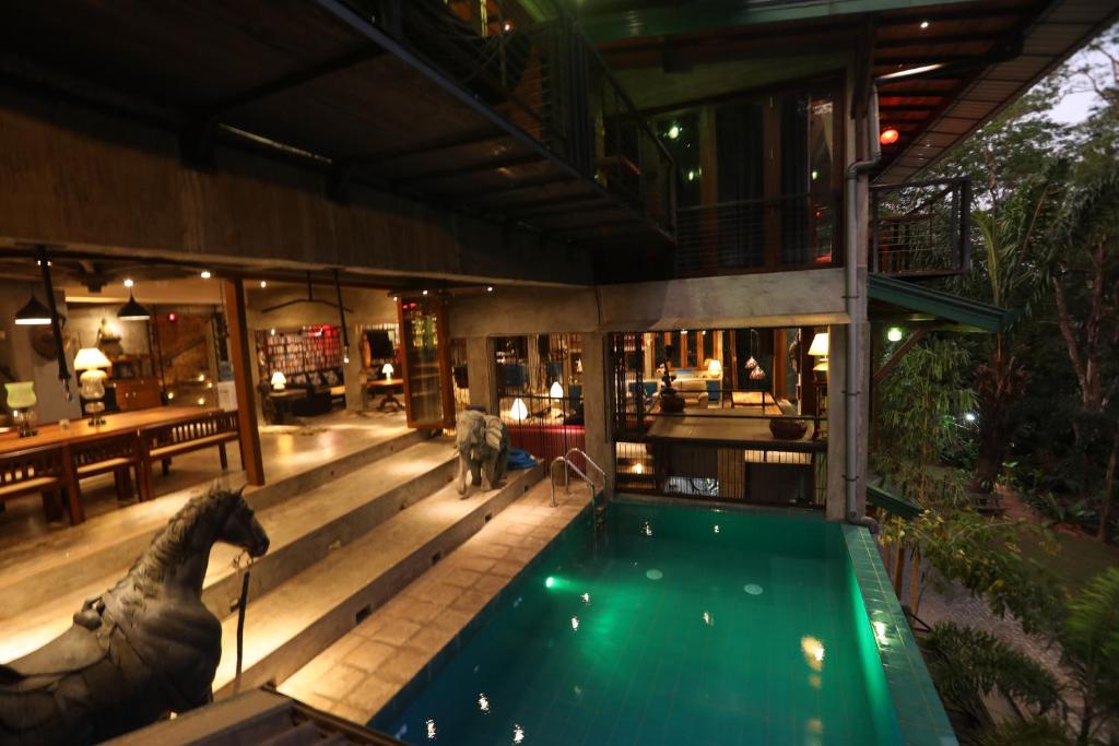 Bazén v ubytování Aayu Hanthana Boutique Hotel nebo v jeho okolí