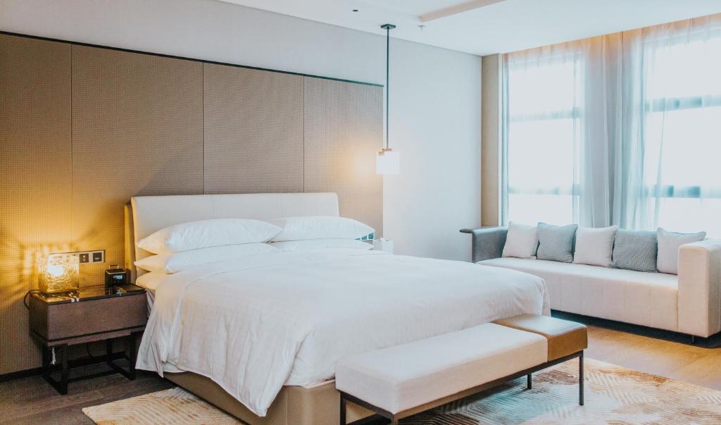 Sheraton Xi'an South - One-Bedroom Deluxe King Suite - Club Lounge Access
