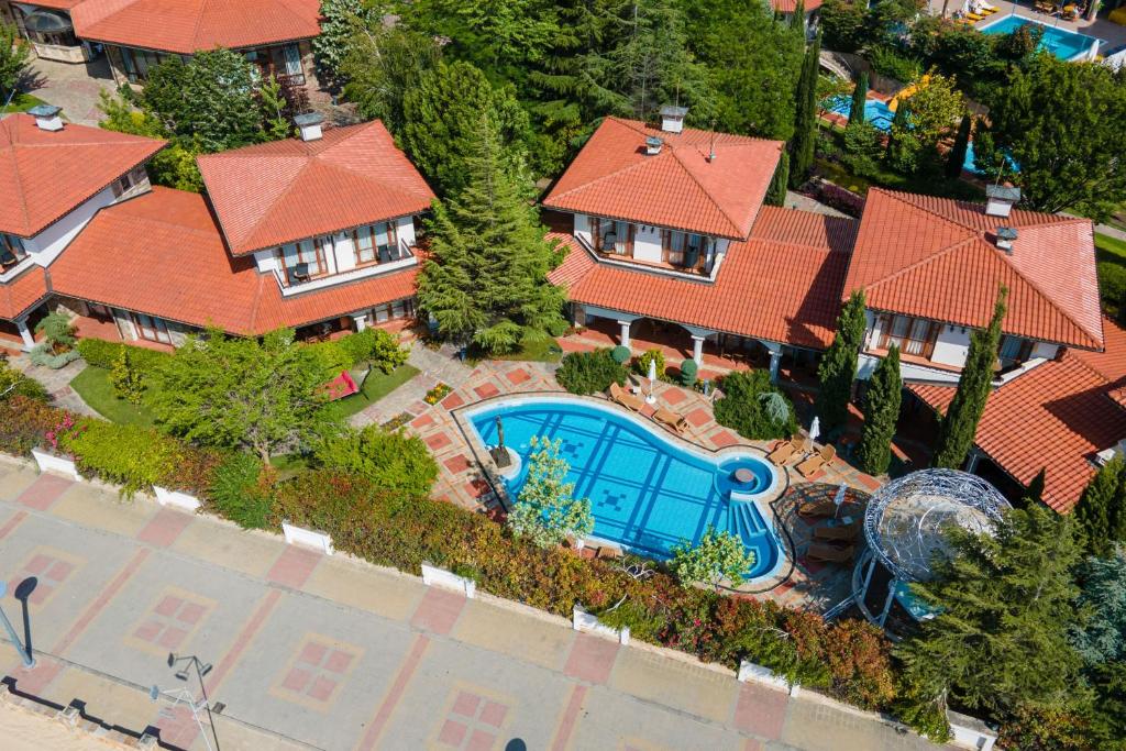 una vista aérea de una casa con piscina en Helena VIP Villas and Suites - Half Board, en Sunny Beach
