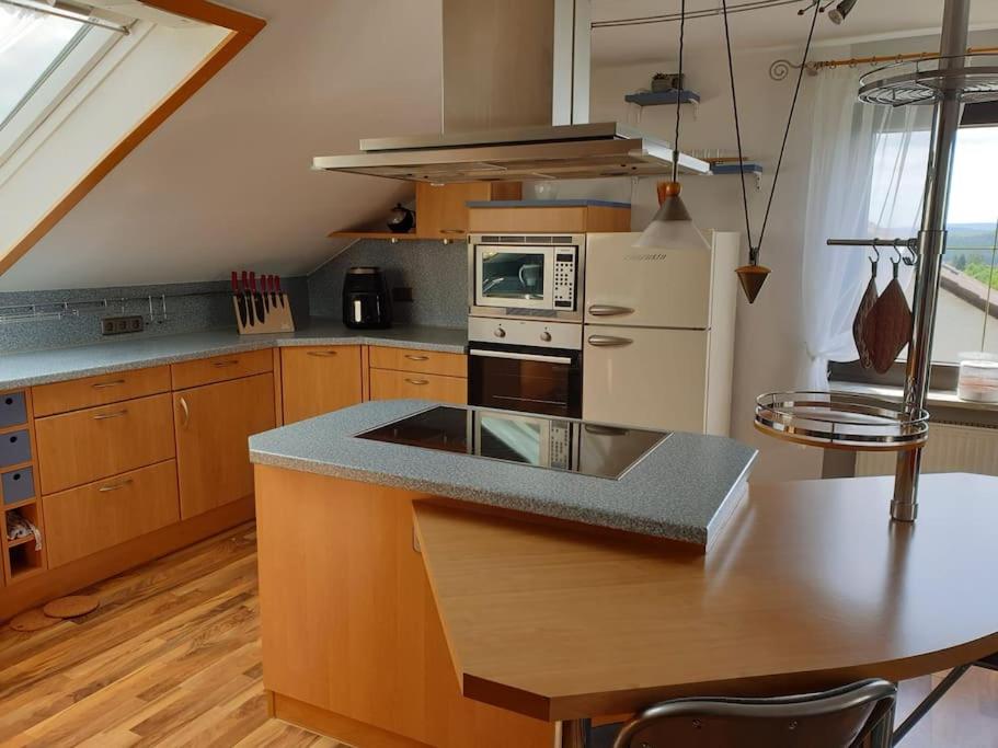 cocina con fregadero y fogones horno superior en Moderne DG-Wohnung in Mainleus, en Mainleus