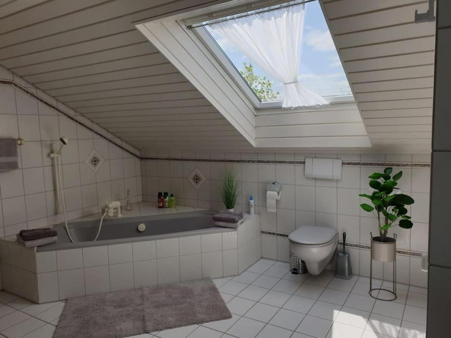 Koupelna v ubytování Moderne DG-Wohnung in Mainleus