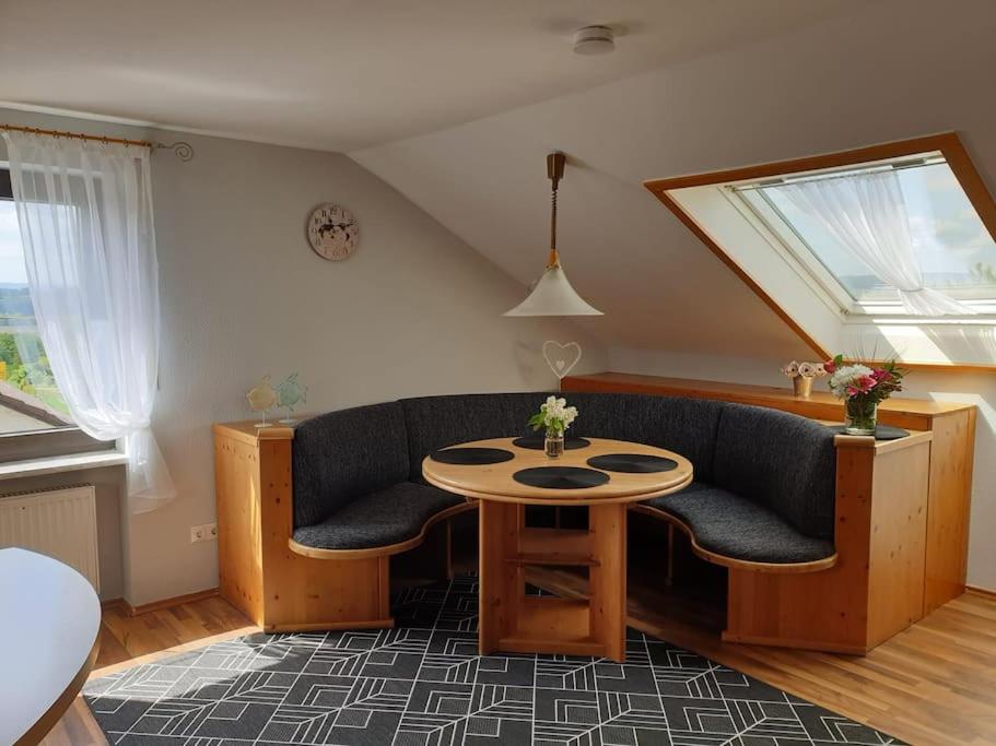 Posezení v ubytování Moderne DG-Wohnung in Mainleus