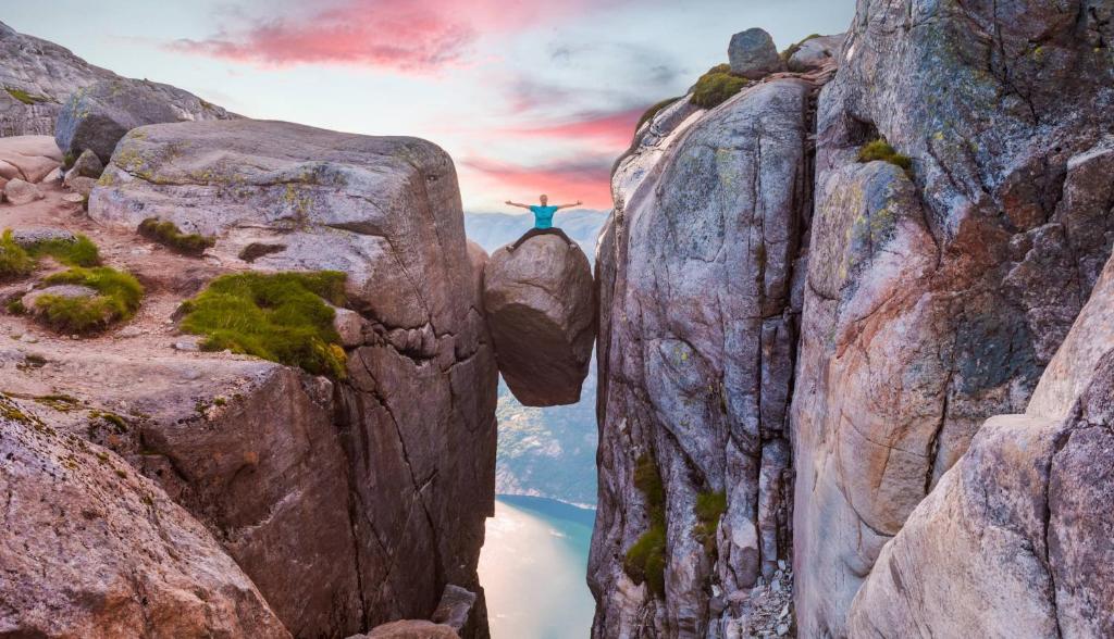 a view of the statue of christ redeemer from between two rocks at Flott leilighet på Haugen i Sirdal in Tjørhom