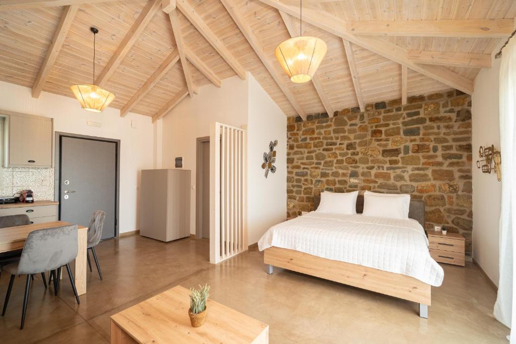 Postel nebo postele na pokoji v ubytování LITHOS SUITES