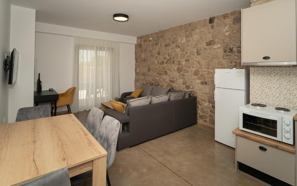 Kuchyň nebo kuchyňský kout v ubytování LITHOS SUITES