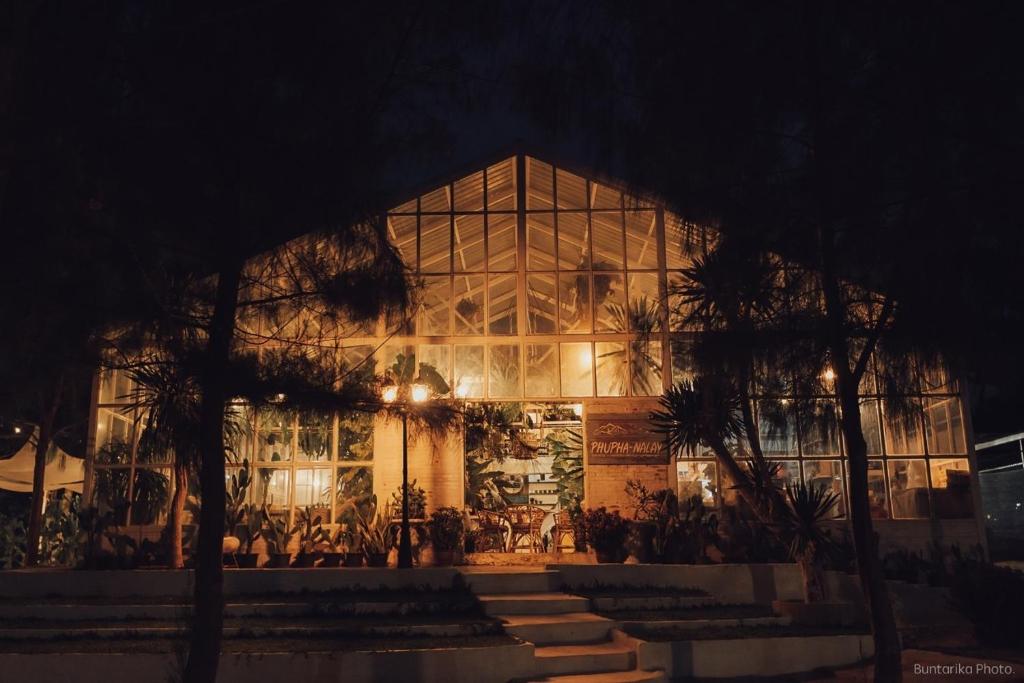 Zahrada ubytování ภูผาหน้าเล PhuPha-NaLay Cafe'n Camping