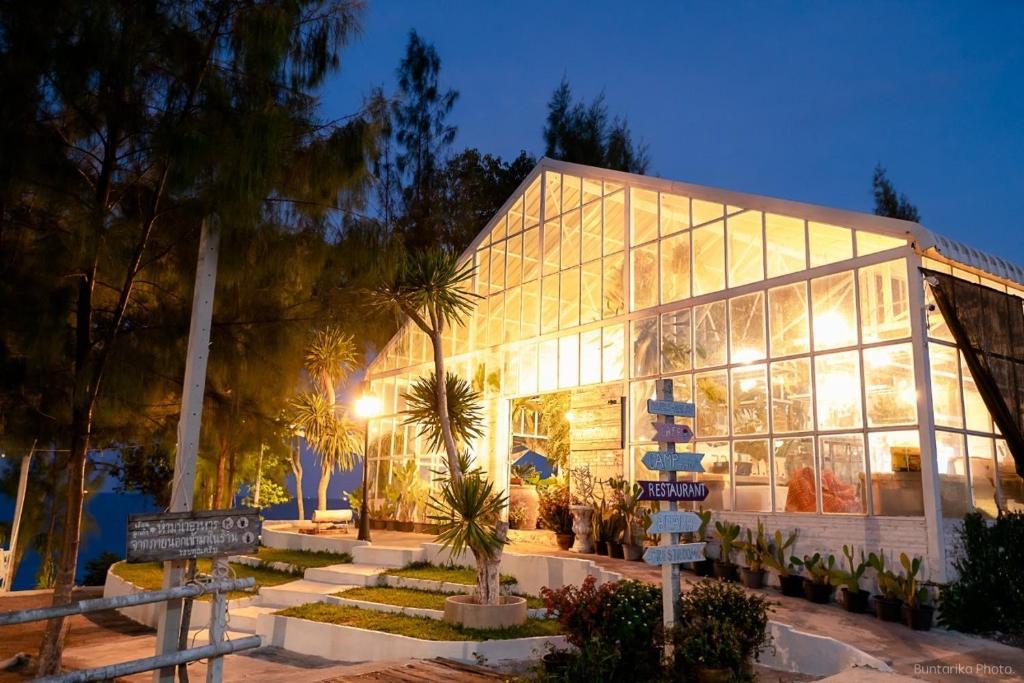 Zahrada ubytování ภูผาหน้าเล PhuPha-NaLay Cafe'n Camping