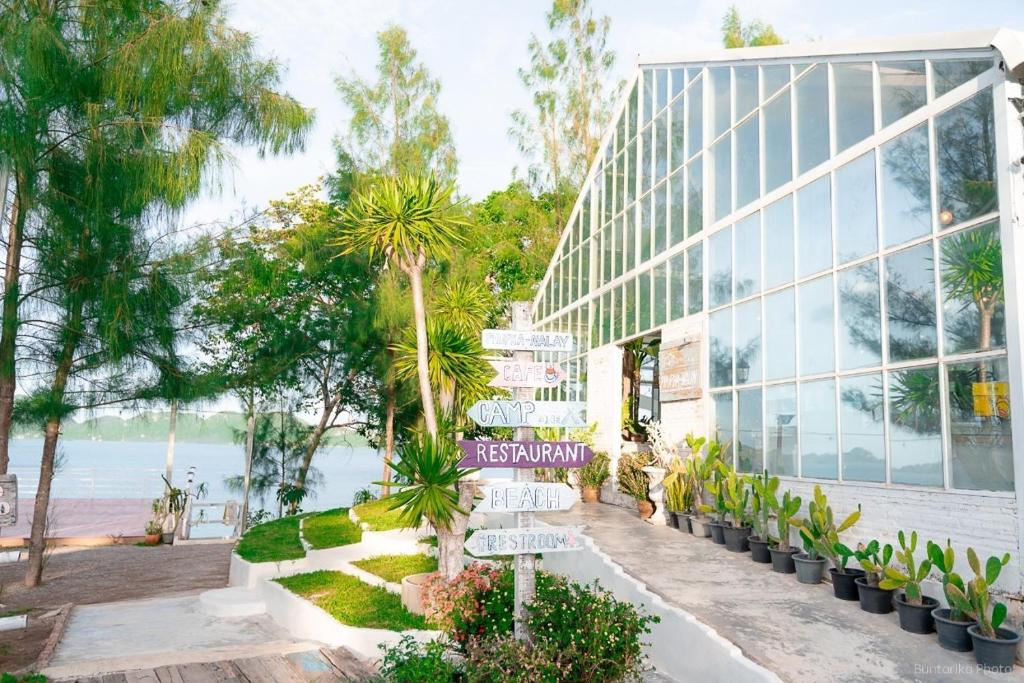 Zahrada ubytování ภูผาหน้าเล PhuPha-NaLay Cafe'n Camping