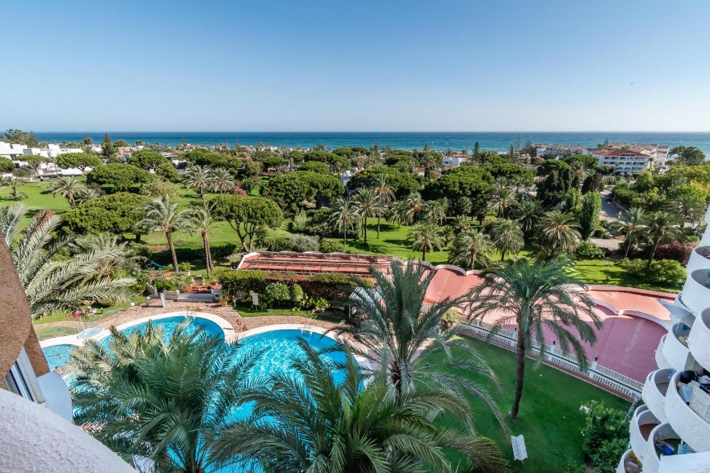 una vista aérea de un complejo con piscina y el océano en Sea views Apartment in Marbesa, en Marbella