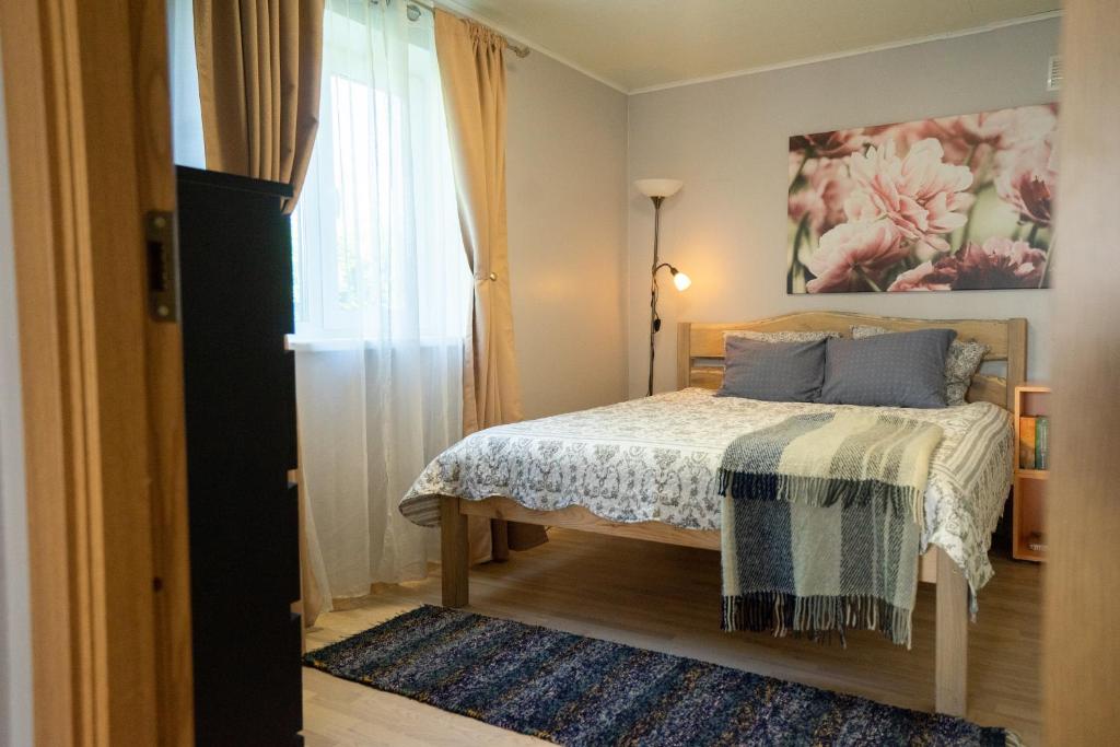 Un pat sau paturi într-o cameră la Lavender House