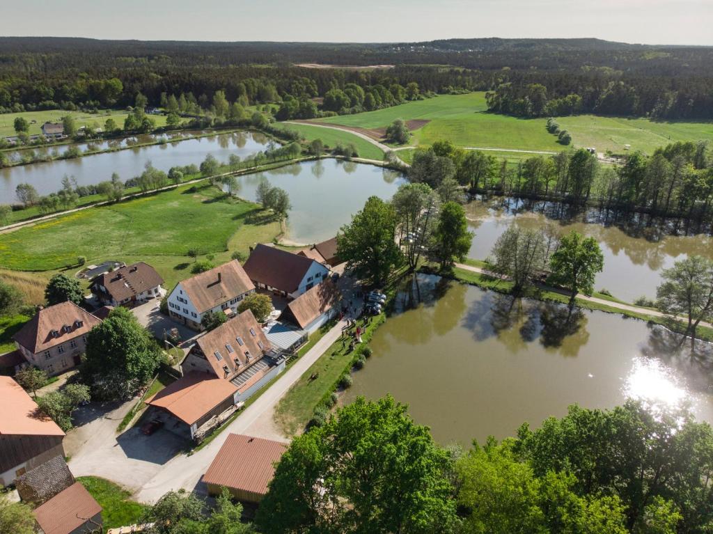 eine Luftansicht eines Hauses neben einem Fluss in der Unterkunft Scherauer Hof in Leinburg