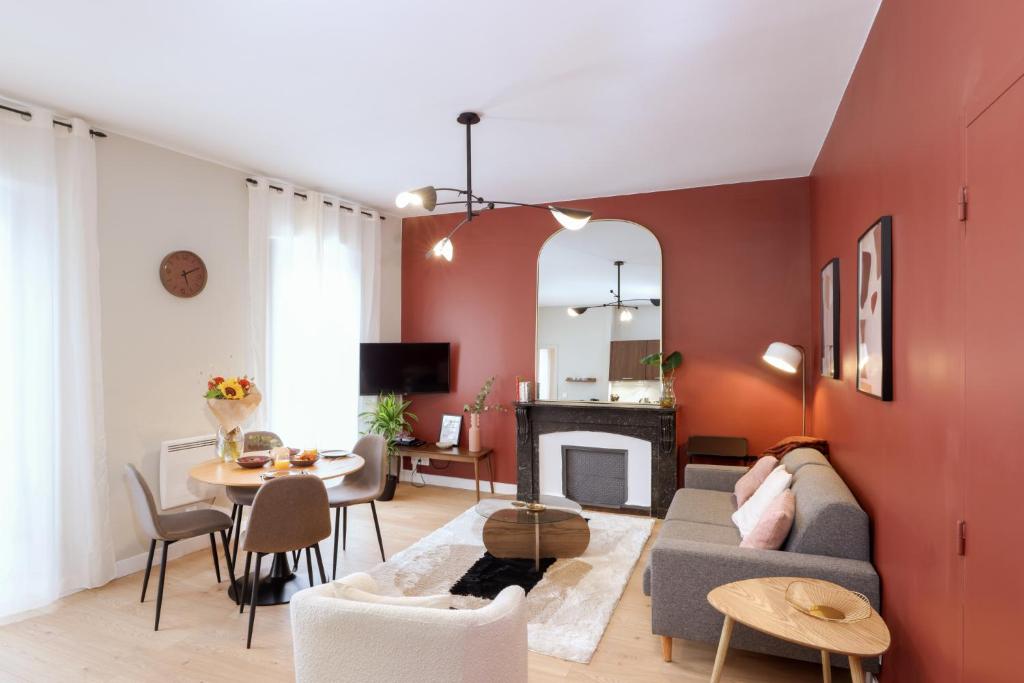 a living room with a couch and a table at Tèrra d'Automne by Rahault ConciergerieDameCarcas in Carcassonne