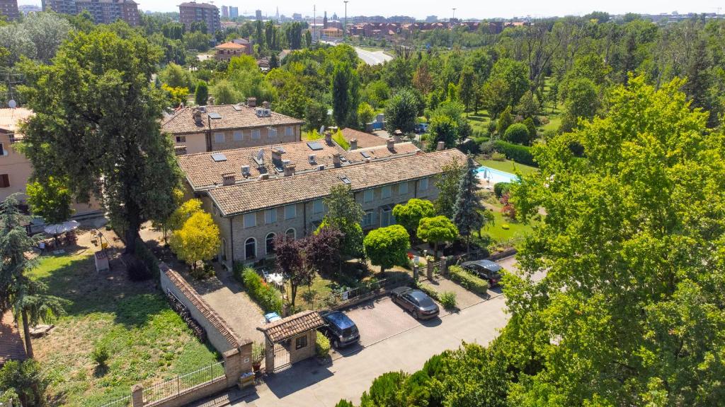 una vista aérea de un gran edificio con árboles en Residence Antico Borgo, en Módena