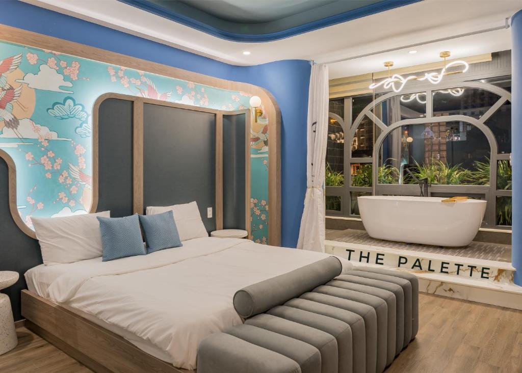 大叻的住宿－The Palette Dalat，一间卧室设有一张大床和一个浴缸