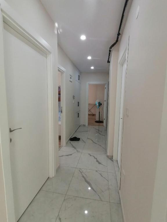 um corredor com paredes brancas e piso em azulejo em Spacious and nice apartment em Avcılar