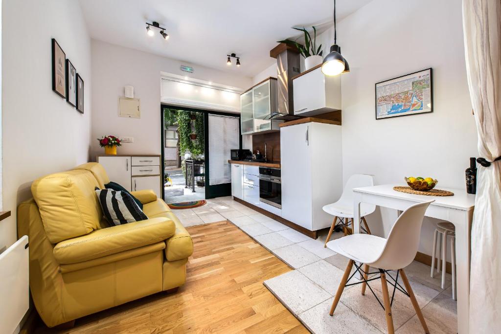Kuchyňa alebo kuchynka v ubytovaní La Guardia Apartment with free private parking