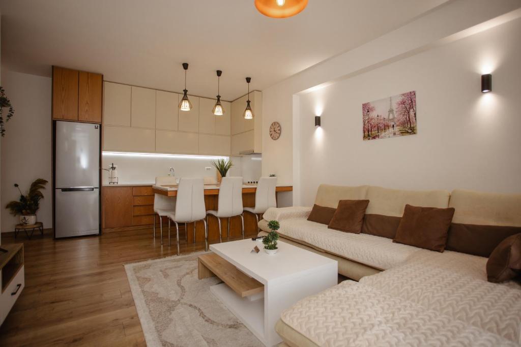 uma sala de estar com um sofá, uma mesa e uma cozinha em 446 Luxury Apartament Center em Shkodër