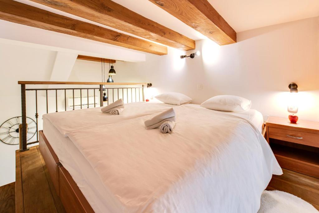 Posteľ alebo postele v izbe v ubytovaní La Guardia Apartment with free private parking