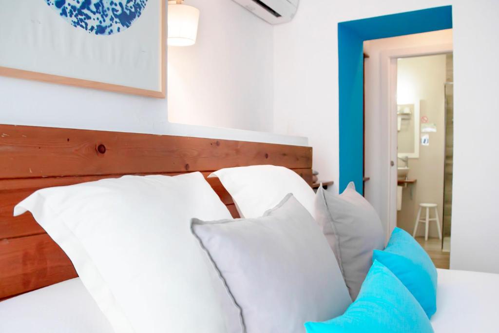 Postel nebo postele na pokoji v ubytování Hostal Boutique Casa del Mar Altea