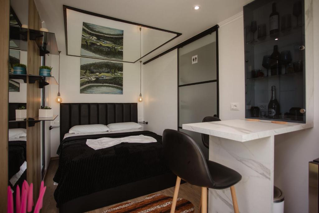 Ένα ή περισσότερα κρεβάτια σε δωμάτιο στο 446 Tiny House Shirokë