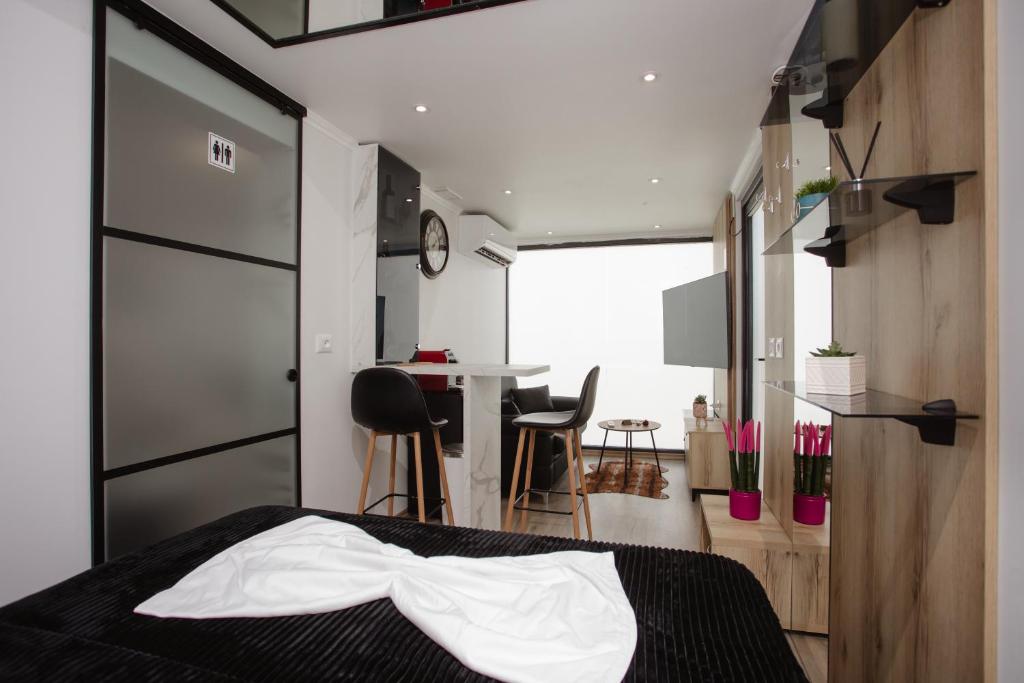 Ένα ή περισσότερα κρεβάτια σε δωμάτιο στο 446 Tiny House Shirokë