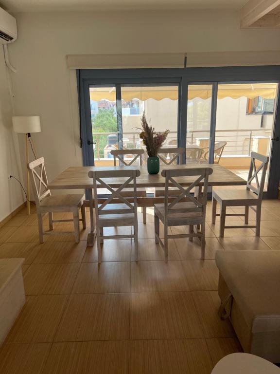 una sala da pranzo con tavolo, sedie e tavolo di Maria’s family house’s a Elafónisos